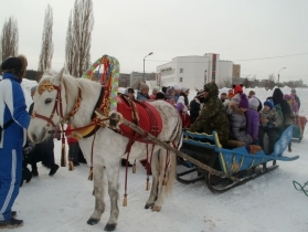 На Масленицу в Республиканском центре иппотерапии дети катались на собаках и лошадях