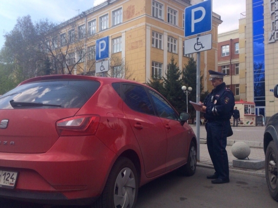 Полицейские проверили доступность парковочных мест для инвалидов в центре Красноярска