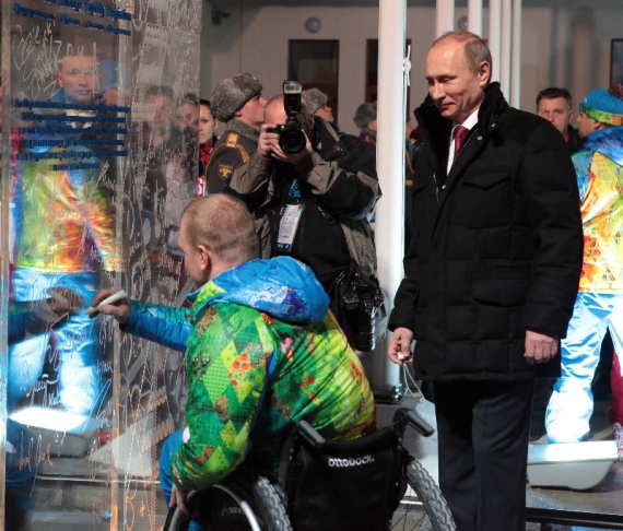 Президент Российской Федерации В. В. Путин в г. Сочи в Горной паралимпийской деревне принял участие в торжественной церемонии подъема флага Российский Федерации.