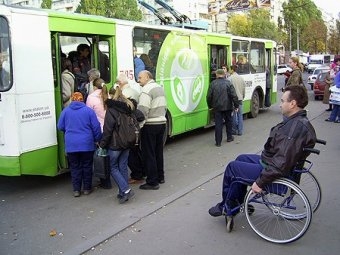 Саратовские инвалиды вынуждены добираться до аптеки на двух транспортах