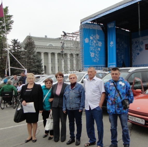 На Театральной площади г. Саратова прошли соревнования по Фигурному вождению автомобиля среди инвалидов, организованные  местной организацией  ВОИ