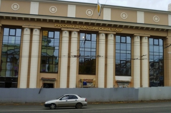 В Русском драмтеатре в Ижевске появится бегущая строка над сценой и петли-наушники для слабослшащих