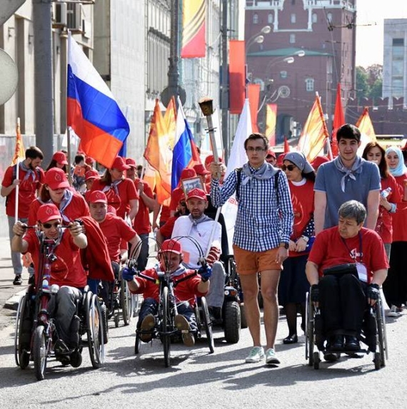 В Москве на Поклонной горе прошел этап пробега инвалидов-колясочников «Эстафета поколений»