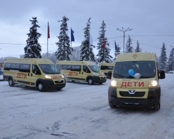 Уфимским школам вручили автобусы